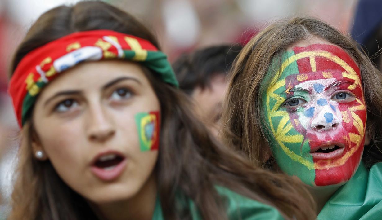 Fans Cantik Portugal memberikan dukungan dengan wajah bergambar bendera negaranya saat timnya lolos ke semifinal Piala Eropa 2016 di Stade VÈlodrome, Marseille, Prancis, (30/6/2016) dini hari WIB. (REUTERS/Christian Hartmann)