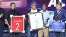 Orang tua Alfin Lestaluhu (kedua kanan) menerima penghargaan Tribute To Alfin Lestaluhu saat Indonesian Soccer Award 2019 di Studio 6 Indosiar, Jakarta, Jumat (10/1/2020). 16 penghargaan diberikan pada acara ini. (Liputan6.com/Helmi Fithriansyah)