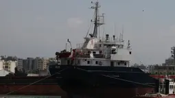 Sebuah kapal tertambat di Pelabuhan Tripoli, Lebanon, Kamis (6/8/2020). Pelabuhan Tripoli menyatakan kesiapannya untuk menggantikan sementara Pelabuhan Beirut yang diguncang dua ledakan dahsyat pada 4 Agustus lalu. (Xinhua/Khalid)