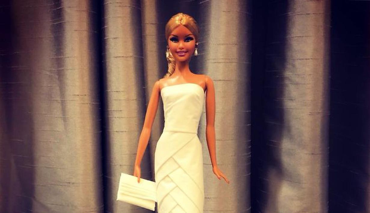 Bagai Desainer Pria Ini Bikin Baju Baju Barbie Cantik Dari Tisu