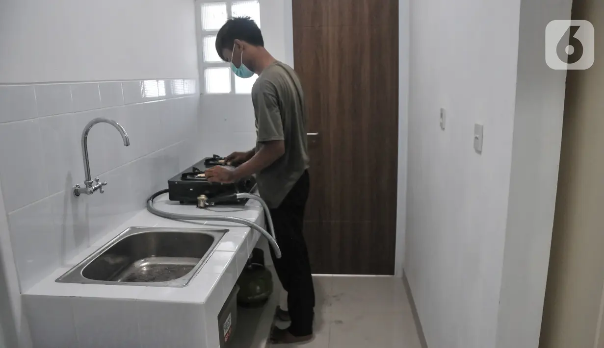 Berbagai fasilitas terdapat di rusun ini antara lain listrik dan air, lahan parkir, Unit Layanan Kesehatan, Pojok Baca Digital, Sentra Kreasi ATENSI, ruang serbaguna, loker, Sistem Keamanan CCTV. (merdeka.com/Iqbal S Nugroho)