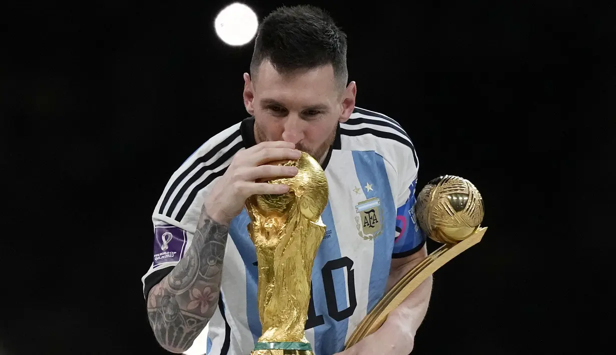 FIFA akhirnya menobatkan Lionel Messi sebagai MVP alias Pemain Terbaik Piala Dunia 2022. Sejauh turnamen Piala Dunia 2022 ini berjalan, Messi mengemas tujuh gol. Ia juga menyumbangkan tiga assist bagi Argentina. (AP Photo/Martin Meissner)