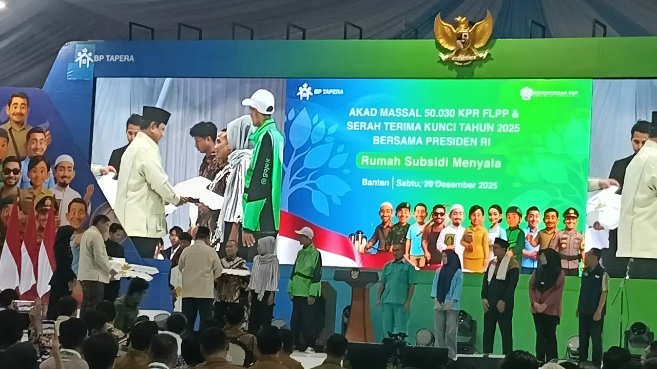 Presiden Prabowo Subianto menghadiri gelaran akad massal 50.030 unit rumah subsidi bagi masyarakat berpenghasilan rendah (MBR) di Kota Serang, Banten, Sabtu (20/12/2025). (Liputan6.com/Maulandy)