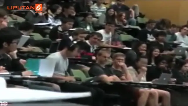 Santainya Mahasiswa Ini Menonton Film Dewasa dalam Kelas