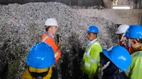 Wakil Gubernur Jawa Barat, Uu Ruzhanul Ulum (kanan) mengunjungi fasilitas pengelolaan limbah, GreenZone, di Pabrik PT Solusi Bangun Indonesia Tbk (SBI) Pabrik Narogong Jawa Barat (8/2). (Liputan6.com/HO)