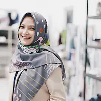 Hijab bermotif ini dipadukan Andhara dengan blus berwarna nvy bluenya. Dan pastinya ini semakin membuat penampilannya terlihat lebih santun. (Instagram/andharaearly)