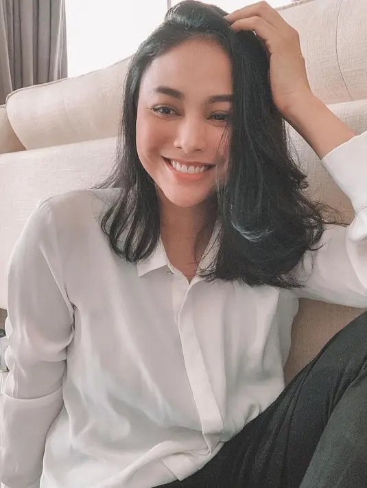 "Inginnya hati ini dekat dengan keluarga, inginnya pulang ke Padang, tapi apadaya semua harus terpisah," lanjutnya. (Instagram/whulandaryherman)