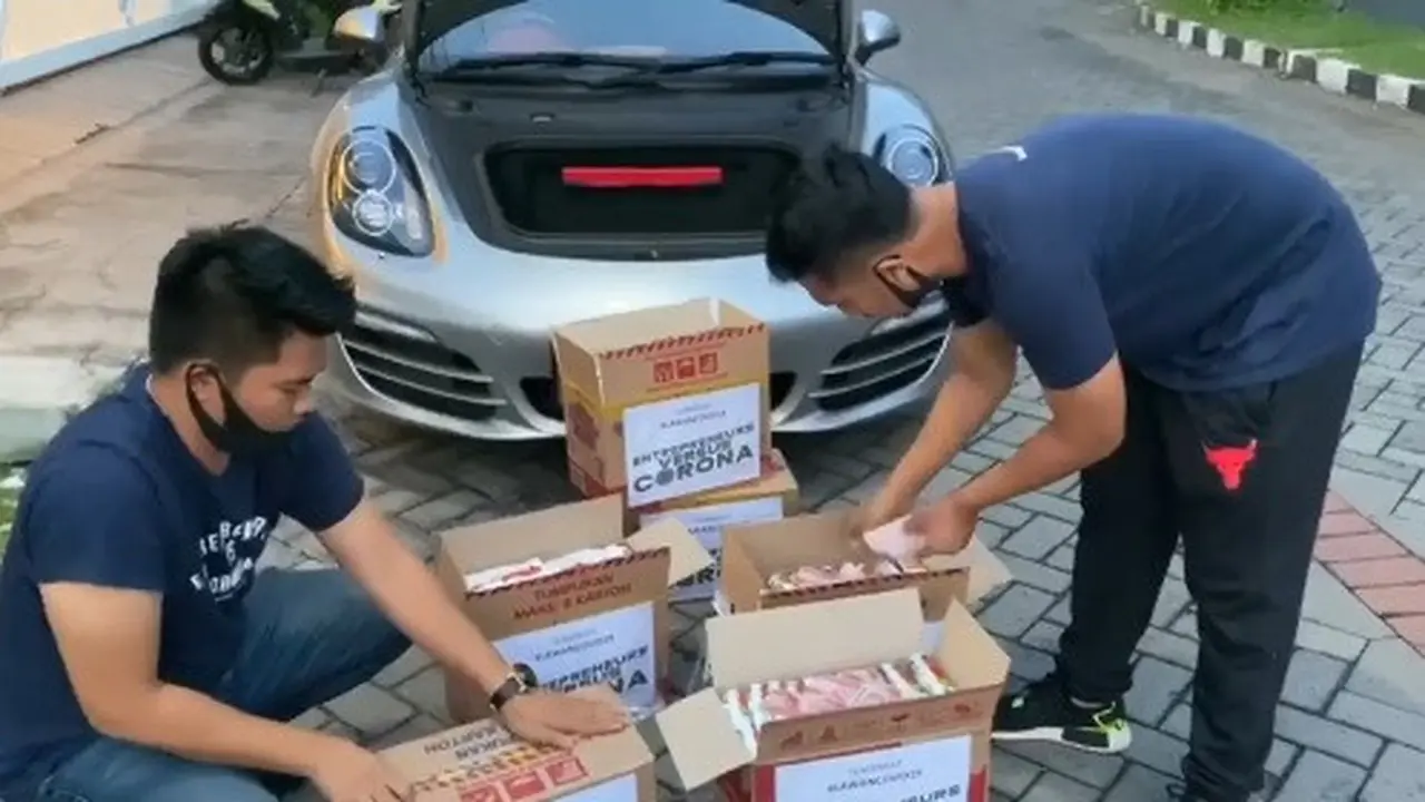 pengusaha surabaya bagikan kardus mie berisi uang jutaan