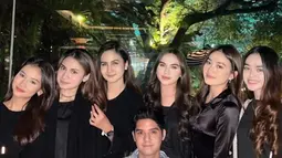 Momen buka bersama ini pun terlihat sangat kompak ketika para wanita yang hadir mengenakan busana bernuansa hitam. Kekompakannya ini pun menuai banyak pujian dari netizen. Selain itu tidak sedikit yang memuji penampilan artis idolanya masing-masing. (Liputan6.com/IG/@raisyabawazier)