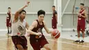 Pebasket West Bandits, Rio Disi (kanan) diajaga ketat oleh Rioga Deswara saat latihan di Aim High Stadium, Tangerang, Kamis (20/5/2021). Latihan tersebut merupakan persiapan jelang melakoni laga babak play-off IBL 2021. (Bola.com/M Iqbal Ichsan)