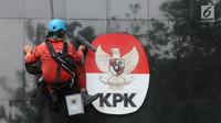 Pekerja membersihkan debu yang menempel pada tembok dan logo KPK di Gedung KPK, Jakarta, Rabu (21/11). Pemprov Papua merupakan daerah yang memiliki risiko korupsi tertinggi dengan. (Merdeka.com/Dwi Narwoko)