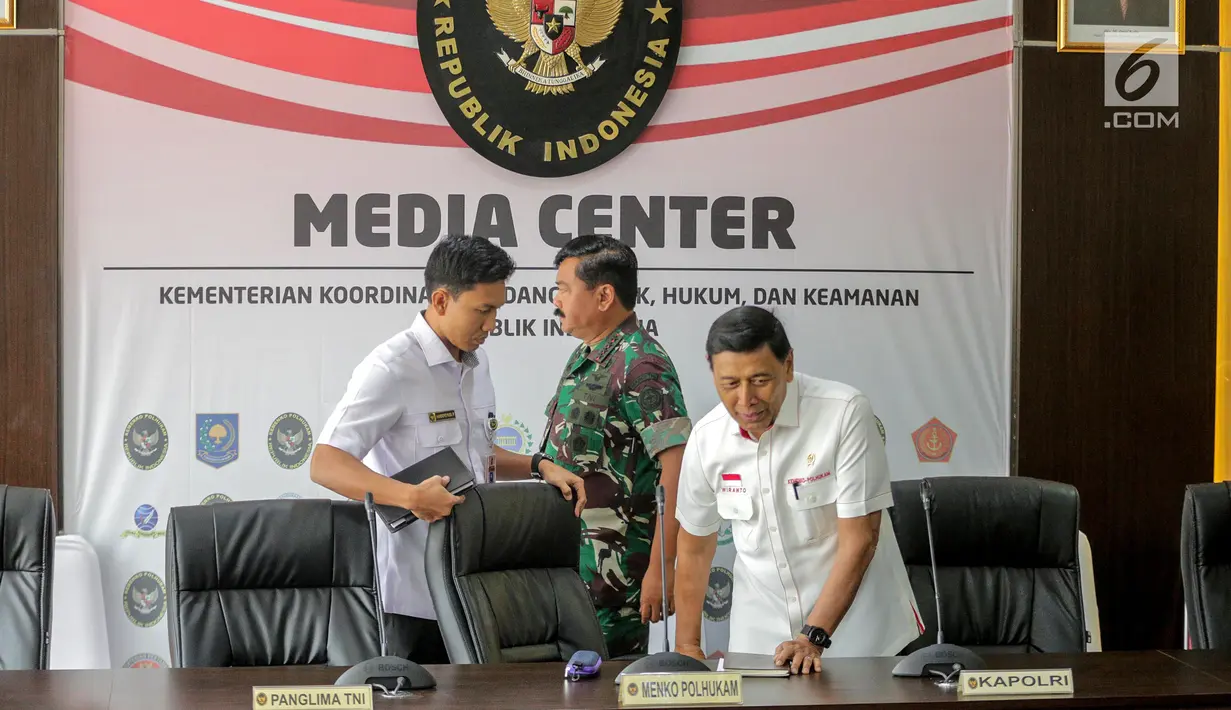 Menko Polhukam Wiranto (kanan) dan Panglima TNI Marsekal Hadi Tjahjanto (tengah) bersiap memberi keterangan usai rapat koordinasi tertutup di Kantor Kemenko Polhukam, Jakarta, Selasa (24/9/2019). Ada tiga isu nasional yang dibahas dalam rapat tersebut. (Liputan6.com/Faizal Fanani)
