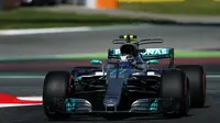 Pebalap Mercedes, Lewis Hamilton, menguasai sesi latihan bebas pertama F1 GP Spanyol, Jumat (12/5/2017). (Twitter/F1)