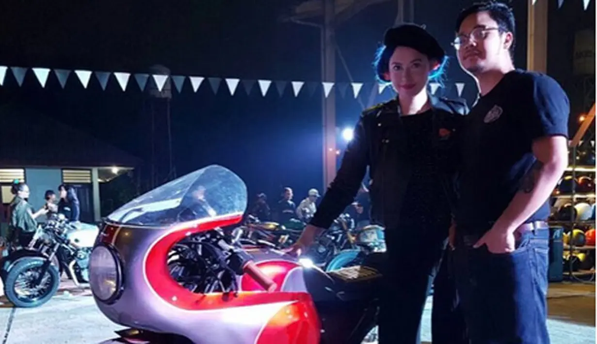 Beragam reaksi dari para pengikut instagramnya menyaksikan foto mesra dan romantis itu. Diantaranya ada yang sudah tidak sabar menanti undangan dari keduanya. Bahkan, ada yang melihat pasangan tercocok di dunia. (Instagram/miss_adinda_mae)