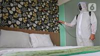 Pekerja menyemprotkan disinfektan di kamar hotel The Green Hotel di Bekasi, Jawa Barat, Kamis (24/9/2020). Hotel ini mengajukan untuk dijadikan tempat isolasi mandiri pasien Covid-19 ke pemkot Bekasi setelah mendapatkan rekomendasi dari PHRI. (Liputan6.com/Herman Zakharia)