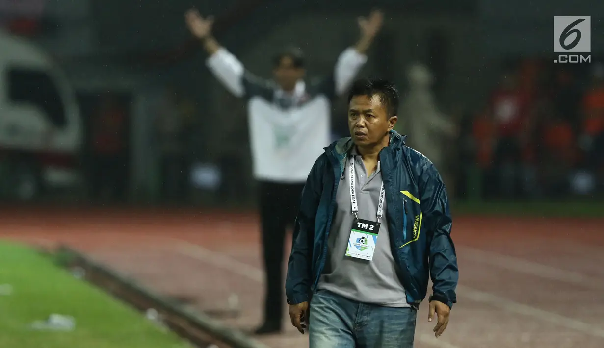 Pelatih Perserui, Agus Yuwono saat memimpin laga melawan Persija pada lanjutan Liga 1 Indonesia di Stadion Patriot Candrabhaga, Bekasi, Selasa (13/6). Persija menang telak 3-0 atas perserui. (Liputan6.com/Helmi Fithriansyah)