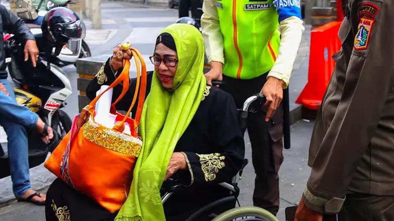Kesigapan Petugas KAI Commuter Line Layani Calon Penumpang Lanjut Usia