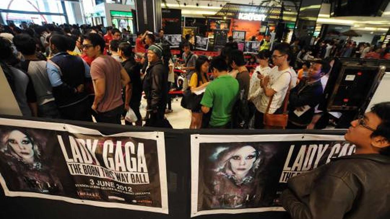 Ratusan penggemar antre beli tiket Lady Gaga