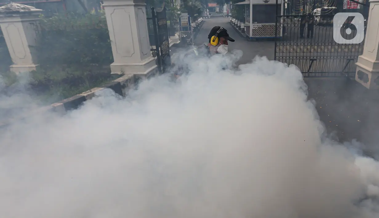 Masyarakat diminta waspada dan menerapkan pola 3M, yakni menguras penampungan air, menutup, dan mengubur guna menghentikan pengembangbiakan nyamuk demam berdarah. (Liputan6.com/Angga Yuniar)