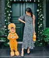 Kali ini, dengan one-shoulder dengan detail mermaid di bagian ujung bawah dress bermotif bunga-bunga kecil dari brand Poise24, Tiffany Soetanto berpose bersama sang buah hati yang mengenakan kostum ginger bread. Foto: Instagram.