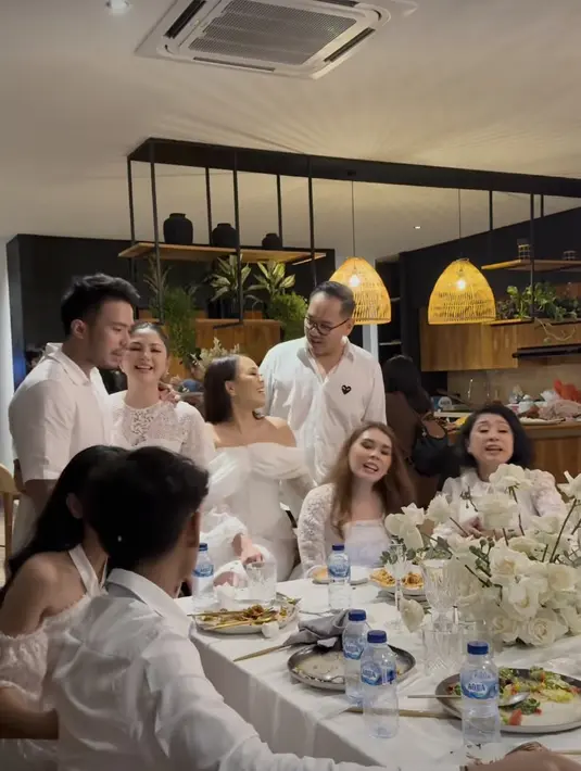 Merayakan Natal bersama keluarga tentunya menjadi agenda yang spesial dan penuh suka cita. [Foto: instagram/ Jessica Mila]