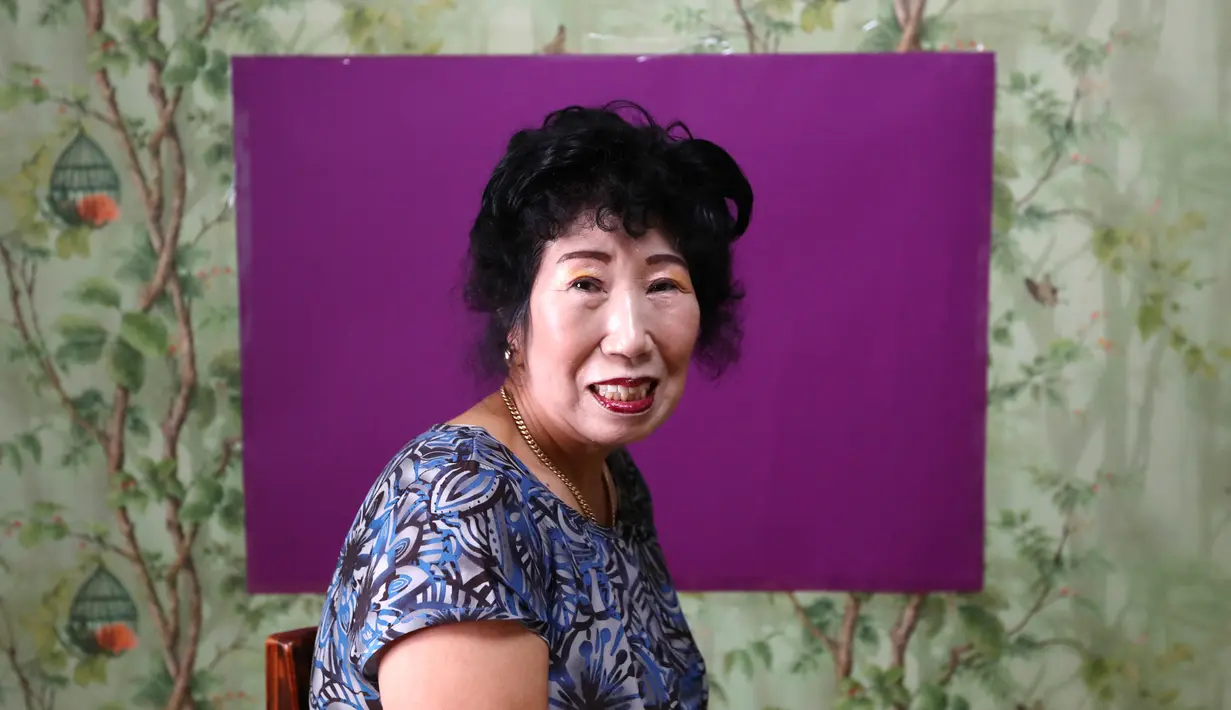 Foto pada 11 Juli 2017 memperlihatkan Park Mak-rye berpose untuk saluran YouTube-nya di Yongin, Korea Selatan. Ada 277 ribu orang yang berlangganan saluran "Grandma's Diary" karena penasaran dengan kehidupan sehari-hari nenek 70 tahun itu (AP/Lee Jin-man)