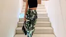 Padanan cropped black top dengan celana bermotif marble dipilih untuk memberi kesan SWAG looks. [IG: caitlinhalderman].