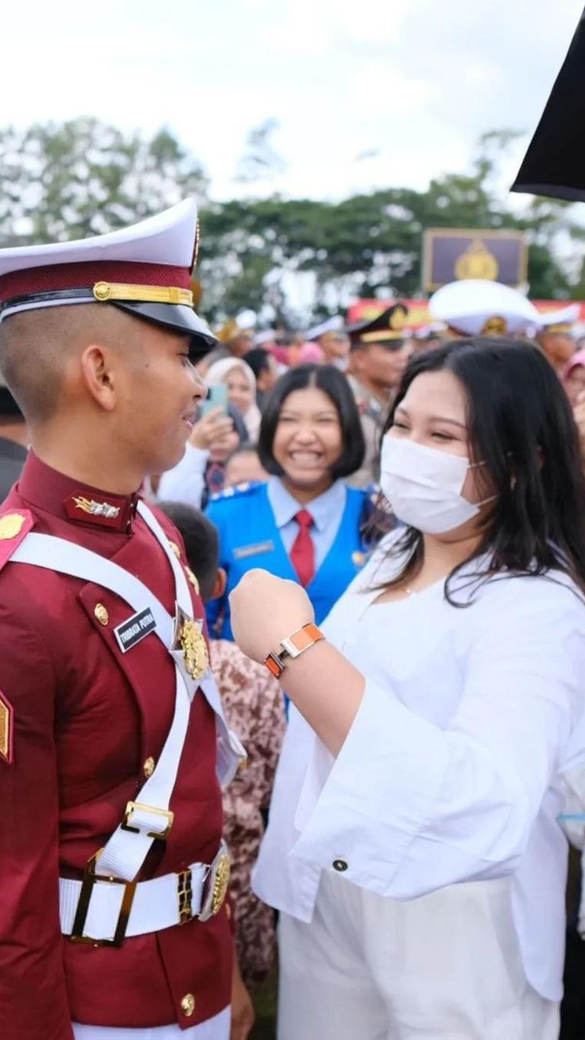 Selain memberikan selamat, kehadiran keluarga juga untuk menggantikan sang ayah dan ibu yang tidak bisa hadir karena harus menjalani hukuman.<br>