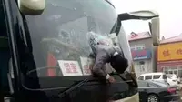 Saksi mata mengatakan pria tersebut awalnya hanya berdiri di dalam bus. Tiba-tiba dia berlari ke arah kaca kendaraan yang tengah berjalan itu (Shanghaiist.com)
