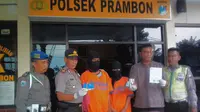 Pasutri yang mengaku anggota BIN saat terjaring dalam Operasi Zebra Semeru 2017 di Kecamatan Prambon, Sidoarjo, Jatim. (Liputan6.com/Dian Kurniawan)