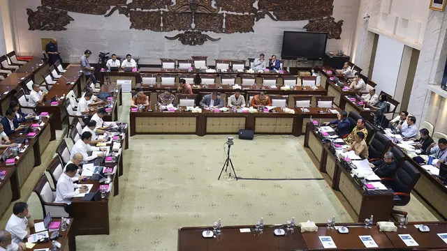 Rapat Kerja dengan DPR, Menkeu Purbaya Yudhi Sadewa Jamin Harga BBM Subsidi Tidak Naik hingga Akhir 2026