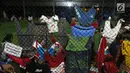 Pakaian anak-anak korban Tsunami Anyer tampak dijemur di lapangan futsal Labuan, Banten, Minggu (23/12). Warga memilih mengungsi menunggu suasana di pesisir Pantai Selat Sunda pulih dan kondusif. (Liputan6.com/Angga Yuniar)