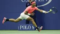 Aksi Rafael Nadal menjangkau bola saat melawan Dusan Lajovic pada babak pertama Tenis AS Terbuka 2017 di Arthur Ashe Stadium, New York,  (29/8/2017). Nadal menang 8-6, 6-2, 6-2. (AP/Frank Franklin II)