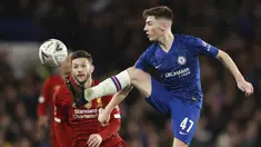 Billy Gilmour adalah Gelandang muda Chelsea yang masih berusia 18 tahun. Potensi yang dimiliki Gilmour membuat Frank Lampard tak ragu memainkannya di level senior. (AP/Ian Walton)