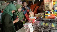 Petugas BPOM mengecek sejumlah produk di salah satu mini market di Kota Jambi. (Bangun Santoso/Liputan6.com)