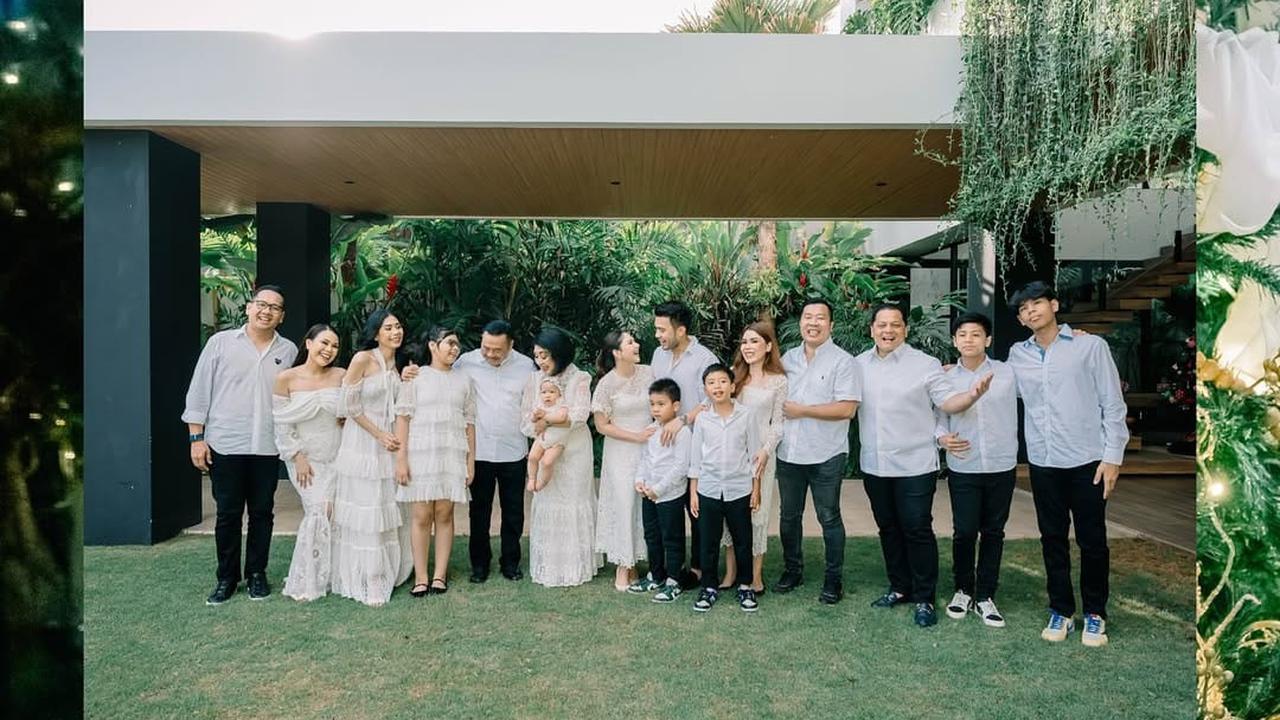 Jessica Mila Rayakan Natal Bersama Keluarga, Ekspresi Baby Kyarra Bikin Gemas