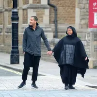 Janet Jackson dan suaminya Wissam Al Manna terlihat bersama menyusuri jalanan London. (via. Mirror)