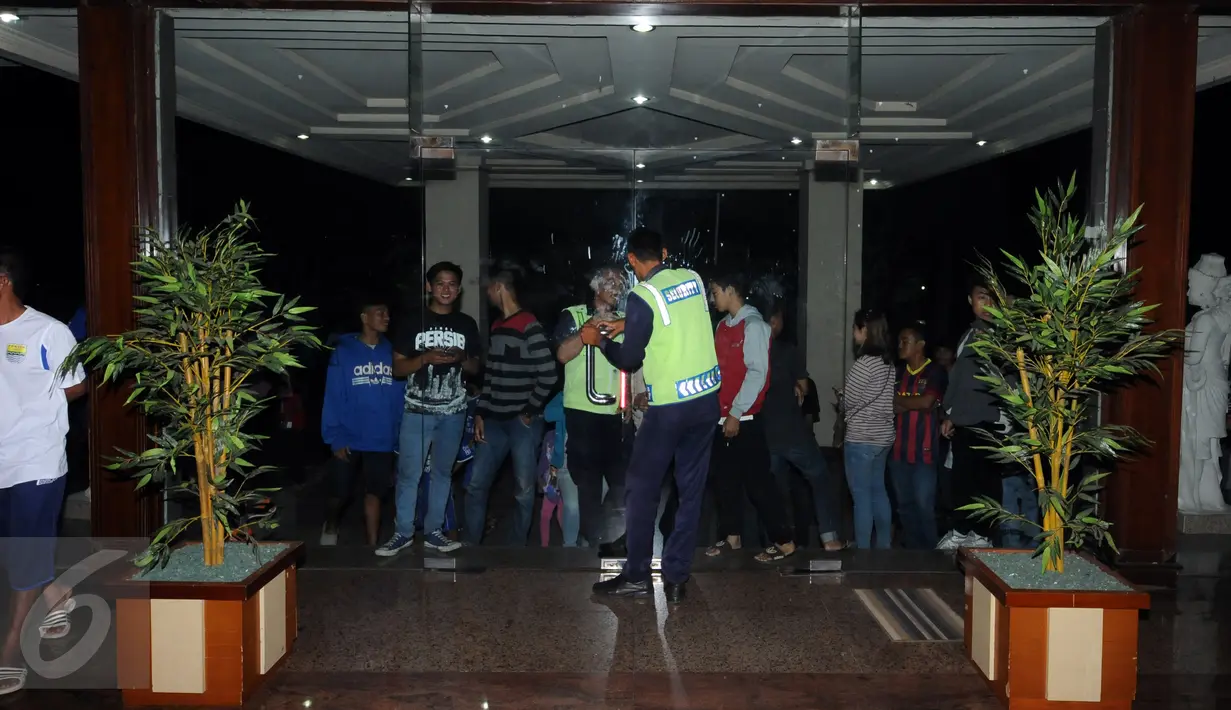 Sejumlah suporter Persib tertahan diluar pintu masuk di hotel Tyara Plaza, Ciamis. Sabtu (9/4/2016). Persib akan melakoni laga segitiga melawan PSGC Ciamis, Minggu (10/4). (Liputan6.com/Helmi Fithriansyah)