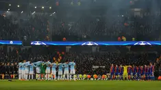 Pemain Manchester City dan FC Basel mengheningkan cipta untuk menghormati kapten Fiorentina Davide Astori yang telah meninggal, sebelum dimulainya Liga Champions leg kedua  di Stadion Etihad, Manchester (7/3). (AP Photo / Rui Vieira)