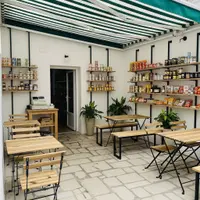 Teras Rumah Cocok untuk Warung Kelontong Sederhana (AI)