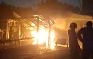 Kebakaran SPBE Cimuning, Kecamatan Mustika Jaya, Kota Bekasi, Rabu (1/4/2026) malam, juga berdampak ke permukiman warga sekitar. (Foto: Istimewa)