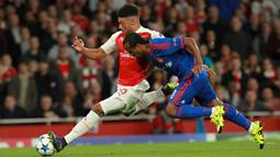 Pemain Arsenal, Alex Oxlade-Chamberlain berlari menghindari hadangan pemain Olympiacos, Leandro Salino pada laga Liga Champions di Stadion Emirates, Inggris, Rabu (30/9/2015). (EPA/Sean Dempsey)