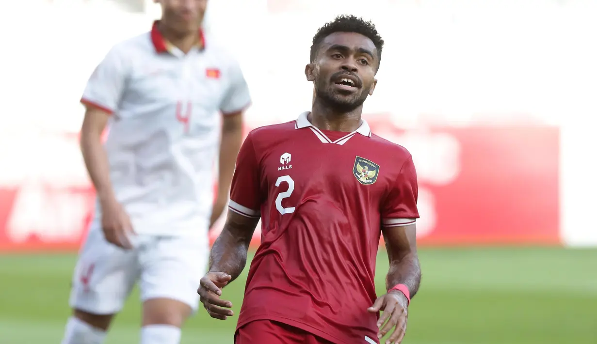 Ekspresi pemain tengah timnas Indonesia, Yakob Sayuri saat gagal memanfaatkan peluang mencetak gol ke gawang Vietnam pada laga kandang semifinal Piala AFF 2022 melawan Vietnam di Stadion Utama Gelora Bung Karno, Jakarta, Jumat (6/1/2023). Laga berlangsung ketat, kedua tim saling adu serang. Laga berakhir imbang 0-0. (Liputan6.com/Helmi Fithriansyah)