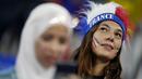 Suporter wanita Prancis saat menghadiri pertandingan melawan Denmark pada laga Piala Dunia di Stadion 974, Qatar, Sabtu (26/11/2022). (AP/Christophe Ena)