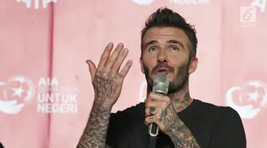 Mantan bintang sepak bola Inggris David Beckham memberikan sambutan pada acara AIA Sepak Bola untuk Negeri di Jakarta, Minggu (25/3). David Beckham tampil dengan kaos hitam dan badan penuh tato. (Liputan6.com/Herman Zakharia)