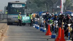 Untuk menghindari kemacetan di simpang Jomin, semua jenis kendaraan bermotor yang akan melintasi jembatan Lamaran dialihkan mulai dari pertigaan jembatan Lamaran, (26/7/2014). (Liputan6.com/Miftahul Hayat)