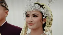 Ini adalah momen saat Mahalini hendak disandingkan dengan Rizky Febian di meja akad. Artis asal bali ini tampak anggun dengan busana pengantin adat Sunda lengkap dengan sigernya. (Foto: Instagram/ axioo)