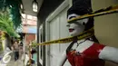 Garis pembatas polisi masih terpasang di sekitar lokasi kejadian penyerangan terhadap polisi di kawasan Berlan, Jakarta, Jumat (19/2/2016). 54 adegan reka ulang penyerangan terhadap dua polisi hingga tewas diperagakan. (Liputan6.com/Helmi Fithriansyah)