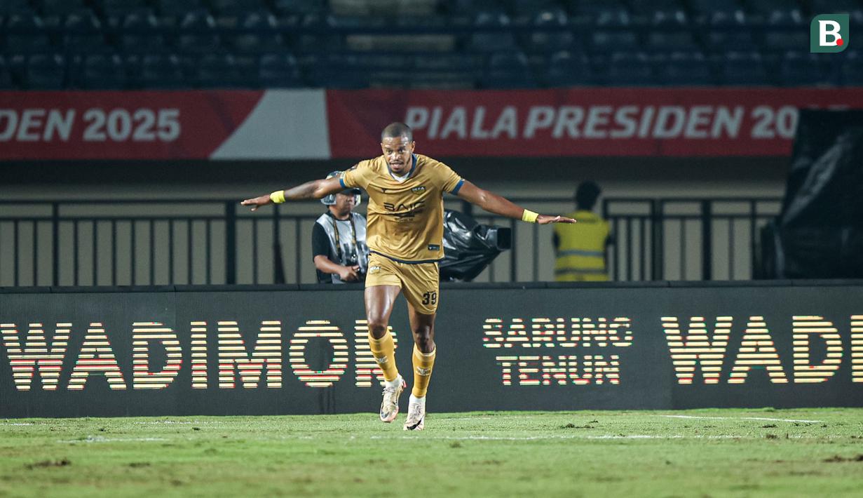 <p>Pemain Dewa United, Alex martinns, melakukan selebrasi setelah mencetak gol ke gawang Liga Indonesia All-Star dalam perebutan tempat ketiga Piala Presiden 2025 di Stadion Si Jalak Harupat, Kabupaten Bandung, pada Sabtu (12/7/2025) malam WIB. (Bola.com/Bagas Lazuardi)</p>