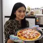 Titi Kamal membagikan resep pizza rumahan yang ia sajikan untuk keluarga tercinta. (dok. YouTube Titi dan Tian)